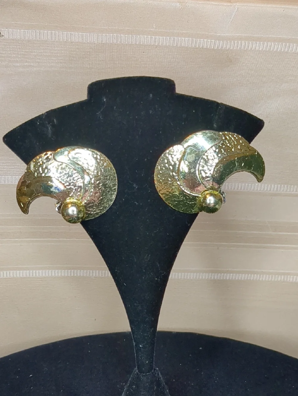 3/$15 Vintage 80s Gold Tone Fan Earrings Metal Sea Shell Style Clip-on